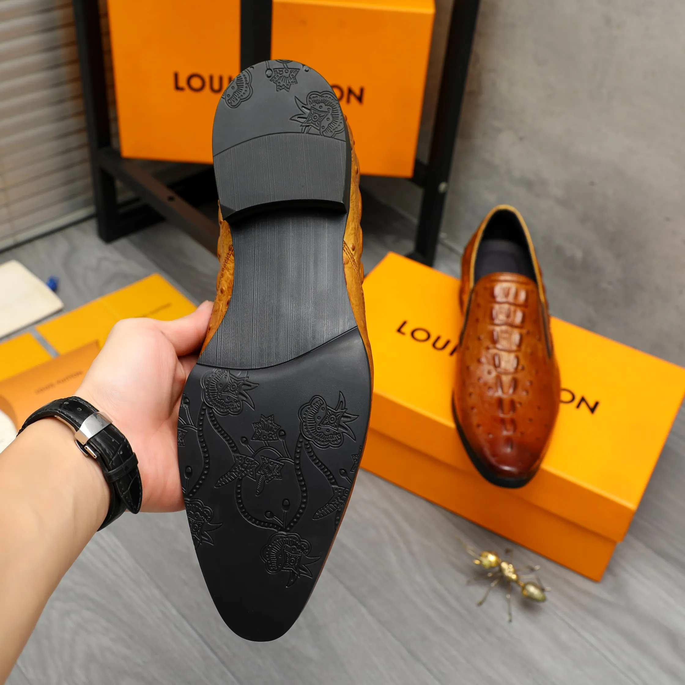 Men's shoes 💰500 Product trademark: LV "Louis Vuitton" business slip-on leather shoes Regular size: 37-46 Product material: Selected crocodile pattern cowhide upper, pigskin lining, rubber outsole
